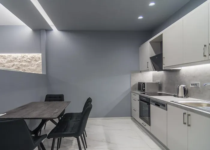 Irida And Παλαιοκαστρίτσα